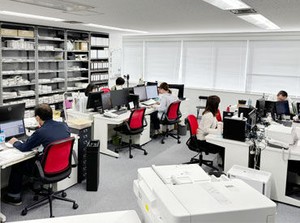 オフィスの様子はこんな感じです◎
男女とも活躍中で、風通しの良い環境！
新しい方も馴染みやすい雰囲気ですよ♪