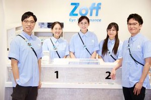 「日本語での接客、不安…」「メガネに詳しくない」そんな方でもOK！
先輩スタッフがしっかりサポートします♪