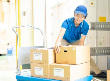 台車を使って荷物を運ぶだけ☆
重い荷物はないので安心してください！
難しい作業もなく覚えやすいです♪