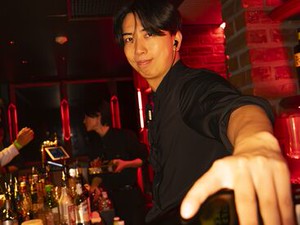 銀座の最新ナイトスポットで
最高の夜を過ごしながら稼げる！
有名アーティストも多数来店！
