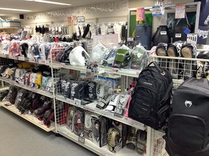 グローブなどの商品がズラリと並ぶ店内！
仕事は簡単で、品出しや商品整理など、
格闘技の知識や経験がなくても大丈夫です！
