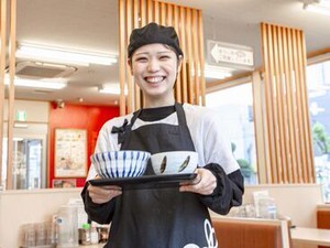 自慢の笑顔でお客様をおもてなし♪注文はタッチパネルなので接客未経験さんも安心◎