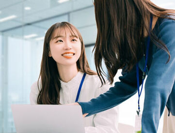 20代の女性スタッフが活躍中です♪
充実な研修＆サポートあり！なので
安心してご応募ください♪
＼希望の方は社員登用も◎／