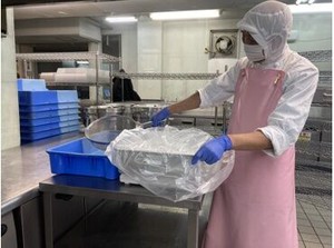 幅広い年代のスタッフが活躍中★調理スタッフの補助をお願いするので「調理に自信がない…」という方でも安心して働けます◎