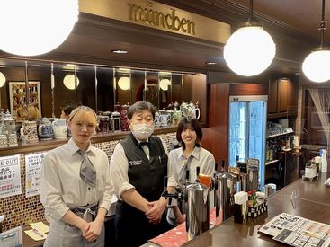 店内は木目調のカウンターがとっても温かく、オシャレな空間です♪スタッフはみんなワイワイした雰囲気の中で働いています★