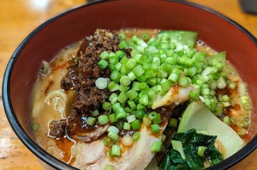 シェフの気まぐれ絶品まかない！

今日のまかないはなんだろう？
写真はこの間の激うま担々麺！
（これうまかったなぁ～）