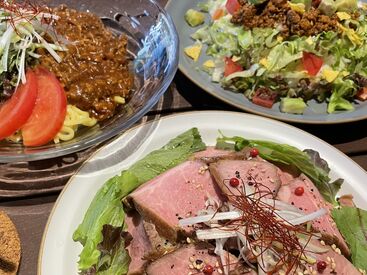 本格的なお肉料理や、
タコライス等映える料理が自慢♪
⇒ 働きながら詳しくなれちゃう！