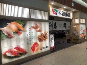 学生さん/主婦さん/フリーターさんまで
毎年幅広い年代が活躍中です♪
未経験者さんの応募も大歓迎!!