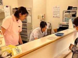 白を基調とした清潔感のある医院♪
駅からもとっても近い上、
車通勤などもOKなので通勤しやすい◎