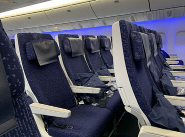 飛行機のフライト時間に合わせてお掃除♪
そのため朝と夜のシフトに出れる方、大歓迎★
23時まで勤務できる方、優遇！