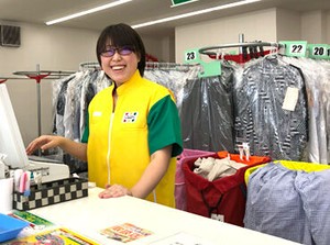赤・黄・緑の三色看板でお馴染みのお店で、お仕事はじめませんか？
　　 各店舗、たくさんの女性スタッフが大活躍中です★