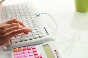 未経験でも高時給1350円～！
ExcelなどのPCスキルは不問です！
キーボードで文字が打てればOKな
簡単ワーク♪
※画像はイメージ