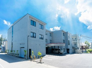 軽井沢駅から徒歩5分の好立地◎
駅チカですがマイカー通勤もOK！
無料の駐車場も完備♪
20～40代中心に活躍中★