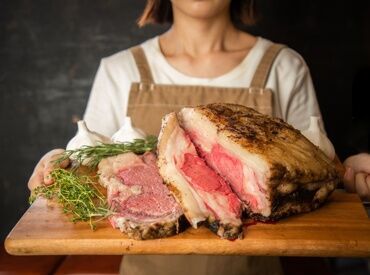 お肉のプレートでお客様のお祝いも！
お客様の特別な時間にも関われたり楽しくお仕事できます♪
ハデ髪&ネイルOKでオシャレも◎