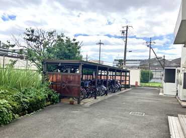 徒歩圏外からバイク・自転車で通勤されている方も◎入口前に駐輪場があります♪
バスの場合は「東池ノ宮」バス停が最寄りです!!
