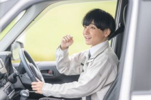 ディーラーや修理工場など
お客様の元へ車を届けるお仕事！
免許があれば未経験OK！