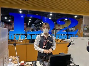 ■正社員デビュー大歓迎！■
異業種からの転職も多数◎未経験OK！
＃ピアスOK ＃髪型・髪色自由