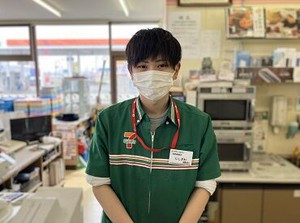 「初めてのアルバイトで不安...」
という方は、友達との応募もOK！
学生さんは、学業を優先できる職場なので働きやすいですよ◎