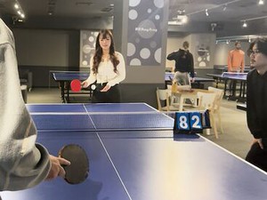 スタッフ同士で卓球大会を開催したり、終業後にみんなでダーツを楽しんだりと、仕事以外でも仲の良さが魅力です！