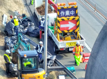 ＜高速道路の交通誘導の様子＞
暗い道は視界が狭くなりがちなので、
赤色灯(手に持っている光る棒)を使って
誘導します♪