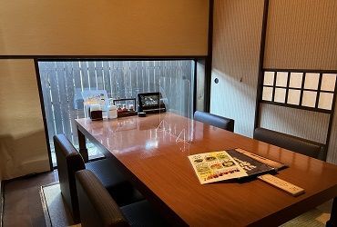 レインボー通りにある、個室居酒屋。
平日はカップルや会社員、飲み会のお客様、土日は家族連れの方をメインに賑わっています！