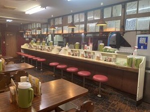求人を見て頂きありがとうございます♪
創業70年のレトロなお店です！
スタッフは温かい方が多いので
全力でサポートします★