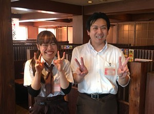 ＜新しい仲間がくるのを楽しみに待ってます♪＞とにかく仲の良さが自慢のお店です★*みんなで協力しながら働いています◎