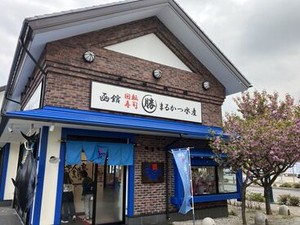 ＼本店リニューアルオープン！／
五感で楽しめるエンターテイメント性★
活気あふれる職場で
毎日刺激を受けながら働けます♪