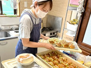 家庭での調理をするような感覚でOK！
最初は給食づくりに驚くこともあるかもしれませんが…
丁寧にサポートします！
