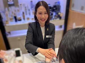 お客様のご要望をお聞きすることから♪
経験を積みながら、お客様にピッタリのコスメをお勧めしましょう◎