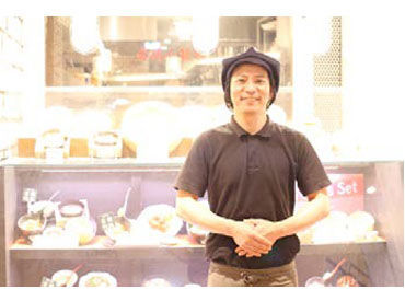 和風・洋風・アジアンなど、最後まで熱々の状態で食べられるように石焼でお料理をご提供♪お客さまの笑顔にやりがいを感じます★