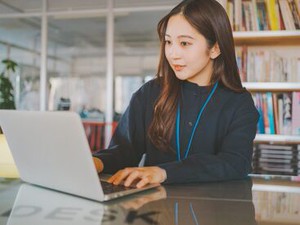 ＼Wワークしたい方必見／
土日のみの勤務となります♪
週末だけの勤務で月16万7400円も！
未経験の方でもスタートできるお仕事！