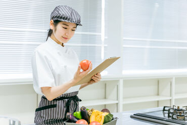 ＼家庭やWワークなどとの両立◎／
シフトはお気軽にご相談ください♪
"食"を通じて誰かを"笑顔"にするお仕事☆
※写真はイメージ