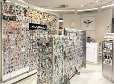「こんな店内です♪」カベにはステッカーや缶バッジがズラリ◎海外のお客様も喜んでます♪