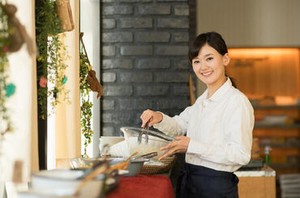 レストランホールどなたでも大歓迎です‼未経験でも時給1600円~こんな美味しいお仕事ないですよ♪