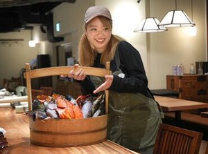一緒にお店を盛り上げてくれる仲間を大募集！
まずは「いらっしゃいませ」から始めましょう♪