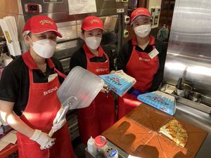 「トンデミーナ」や「フジヤマピザ」とここでしか食べられないピザも提供しています♪スタッフが丁寧にフォローします♪