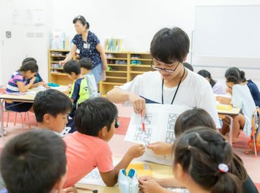 最初は丸つけや子どもたちと一緒に楽しく音読します。