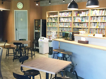 とってもキレイな休憩室！レンジ・冷蔵庫もあります◎
本を読んだり、ゆったり過ごせますよ♪本のリクエストもOKです！