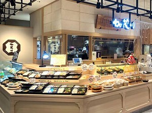 元気に笑顔で「いらっしゃいませ!!」が
言えたら大丈夫です♪
<週1~><難しいコトなし>で嬉しすぎ!!