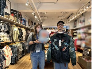 店長（右側）より♪
「スタッフは洋服や雑貨が好きな子たちばかり！
共通の趣味があるみんなといっしょに働いてみませんか？」