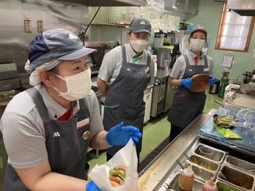 富士急ハイランド内のモスバーガー♪ハイランド 店限定のフジヤマバーガーも有。わくわく雰囲気の中で 楽しく働きましょう！！