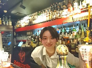 お客様とダーツしたり、おしゃべりも♪
楽しみながら働こう◎
お仕事やシフト・まかないまで面倒みます☆