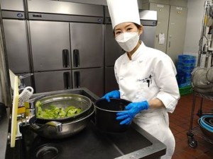 ＼接客ナシ／
バイキング形式でお料理の簡単調理から盛り付けのみのお仕事をお願いします◎