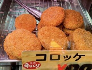 こちらは幅広い世代に大人気★自家製コロッケ♪
焼き豚やそのほかのお惣菜もお得に購入できます♪