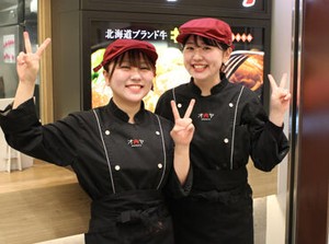 バイトを通じて成長したい―
人を喜ばせるやりがいを感じたい―
そんな気持ち、大歓迎◎
明るく元気な仲間が待ってます！