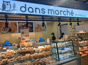 カウンター越しでの接客◎
写真のような店舗のためフロアはなし♪
陳列もレジも全てカウンター内で完結するので安心！