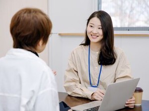 ▼現在働くスタッフは…
男性2名・女性18名在籍しており
常勤7名・非常勤14名います♪
チームワークもいい助け合いの雰囲気◎