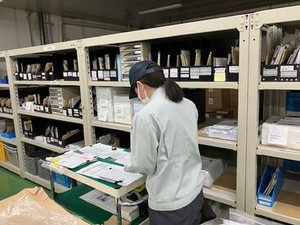 ＜カンタン作業！＞
写真の通り、台車を押しながら
決まった商品を棚からとるだけ◎
2～3日でお仕事は覚えられます！
