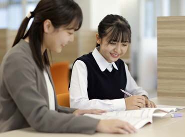 お仕事は夕方からで、学校帰りなどに気軽にシフトに入れます。 
定期試験や旅行の予定なども、シフト調整OK！ご�相談下さい。